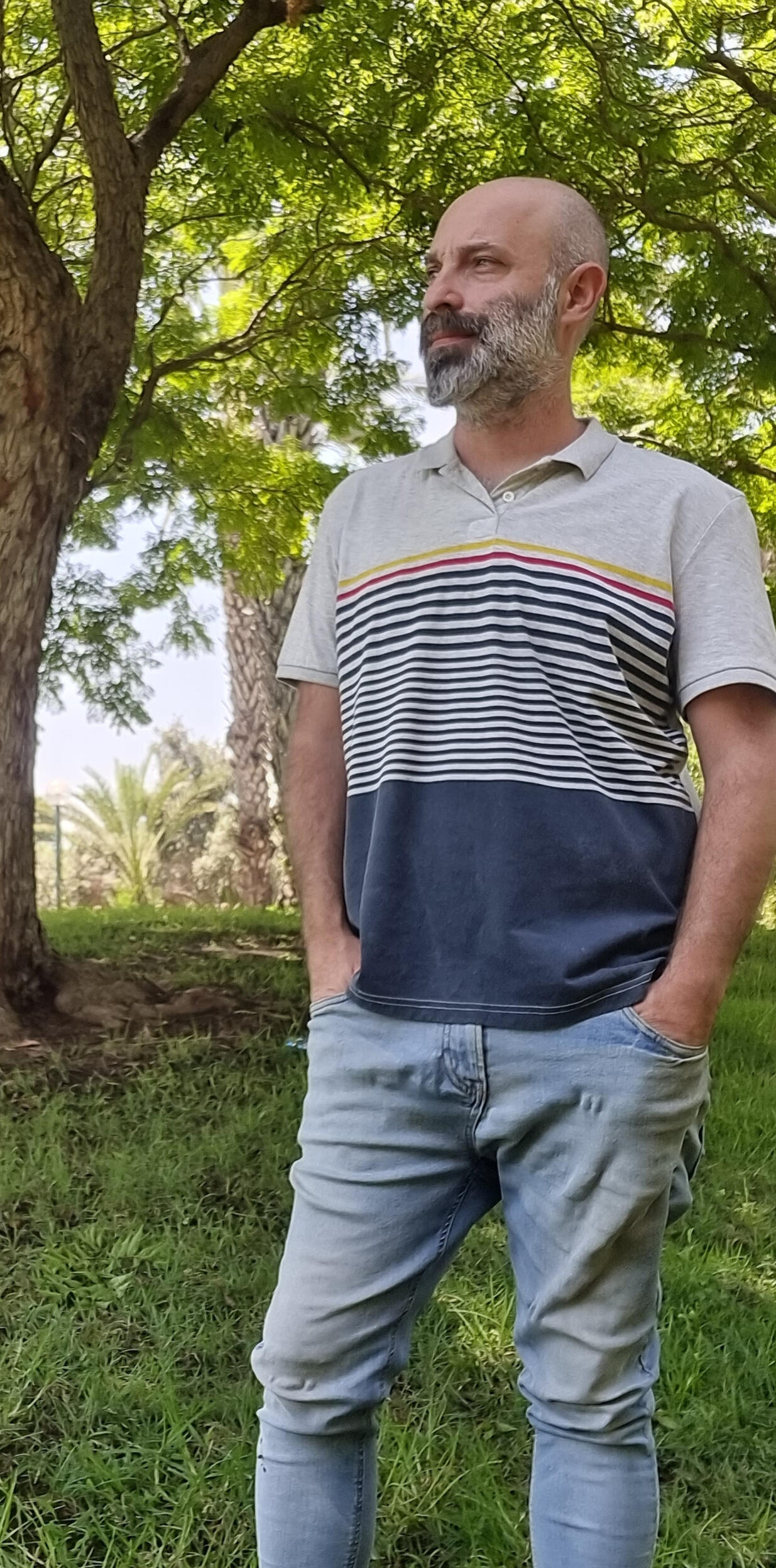 itzik-stand-left